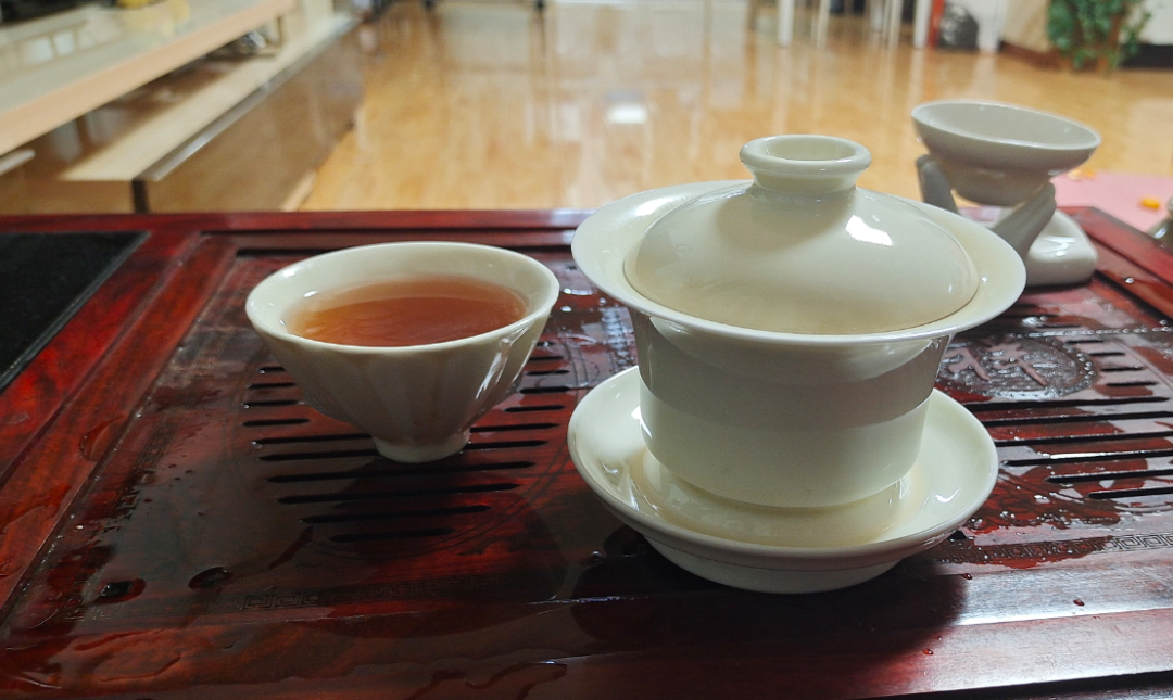 白瓷茶器上的茶漬怎么清洗？(圖1)